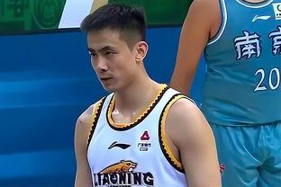风采依旧！陈江华出席广东省三对三篮球赛事总决赛 为球员颁奖